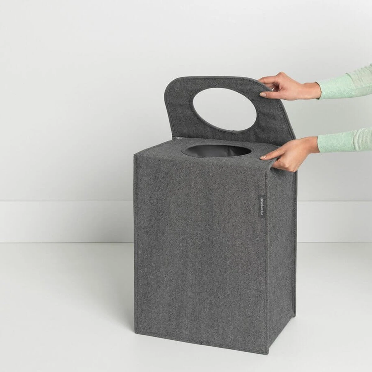 Brabantia Wasmand Met Deksel - 55 L - Pepper Black 5 Brabantia Wasmand Met Deksel - 55 L - Pepper Black - Afbeelding 5