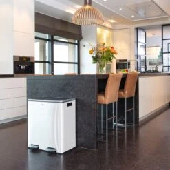 Afvalscheidingsprullenbak 2 Vakken Wit – 60 L (2x30 Liter) Pedaalemmer Homra QUICKX – Design Duo Afvalemmer RVS - Afval Scheiden - Recycle Afvalbak - Hygiënisch Pedaal - Dubbele Vuilnisbak - Keuken Vuilbak - Kantoor Prullenbak -Thuis Opslag Winkel 1200x1200 1122