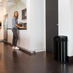 Homra FONIX Sensor Prullenbak Zwart 50 Liter - Automatische Soft Close Deksel - 50L - Zwarte Afvalemmer - Infrarood Sensor - Vuilnisbak Met Elektrische Deksel - Sensorbediening - Vingerafdrukvrij - Vuilafstotend - Zwarte Keuken En Kantoor Vuilbak -Thuis Opslag Winkel 1200x1200 1575