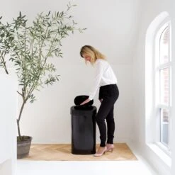 Homra FONIX Sensor Prullenbak Zwart 50 Liter - Automatische Soft Close Deksel - 50L - Zwarte Afvalemmer - Infrarood Sensor - Vuilnisbak Met Elektrische Deksel - Sensorbediening - Vingerafdrukvrij - Vuilafstotend - Zwarte Keuken En Kantoor Vuilbak -Thuis Opslag Winkel 1200x1200 1578