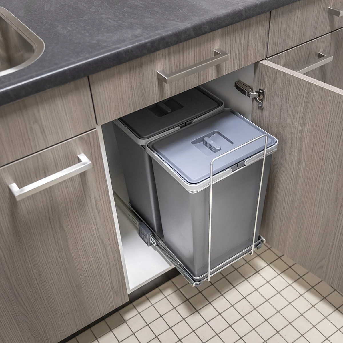 Eleganca Afvalbak 2x24 Liter - Uittrekbare Prullenbak - Vuilnisbak - Afvalscheiding - Inbouw Afvalemmer 48 Liter - Antraciet - B32xD46xH52cm 3 Eleganca Afvalbak 2x24 Liter - Uittrekbare Prullenbak - Vuilnisbak - Afvalscheiding - Inbouw Afvalemmer 48 Liter - Antraciet - B32xD46xH52cm - Afbeelding 3