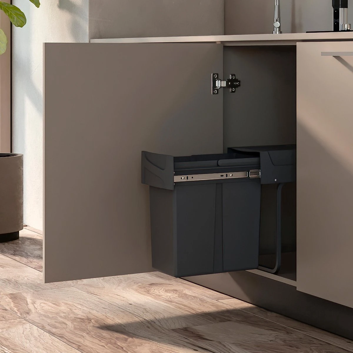 Eleganca Afvalbak 20 Liter – Inbouw Prullenbak – Inbouw Afvalemmer 20L – Uittrekbare Prullenbak – Vuilnisbak -Afvalemmer Keuken – Hygiënisch – Ruimtebesparend Vuilnisbak – Grijs – B24,6xD44xH39cm 3 Eleganca Afvalbak 20 Liter – Inbouw Prullenbak – Inbouw Afvalemmer 20L – Uittrekbare Prullenbak – Vuilnisbak -Afvalemmer Keuken – Hygiënisch – Ruimtebesparend Vuilnisbak – Grijs – B24,6xD44xH39cm - Afbeelding 3