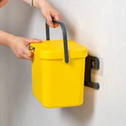 Homra Wall-up Prullenbak | Inbouwprullenbak Ophangbaar Met Plakstrip | GFT Vuilbak | Werkblak Afvalbak | Draagbare Vuilnisemmer | 8L Inhoud | Geel