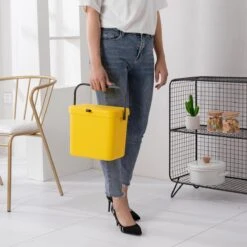 Homra Wall-up Prullenbak | Inbouwprullenbak Ophangbaar Met Plakstrip | GFT Vuilbak | Werkblak Afvalbak | Draagbare Vuilnisemmer | 8L Inhoud | Geel 17 Homra Wall-up Prullenbak | Inbouwprullenbak Ophangbaar Met Plakstrip | GFT Vuilbak | Werkblak Afvalbak | Draagbare Vuilnisemmer | 8L Inhoud | Geel -Thuis Opslag Winkel 1200x1200 1622