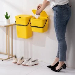 Homra Wall-up Prullenbak | Inbouwprullenbak Ophangbaar Met Plakstrip | GFT Vuilbak | Werkblak Afvalbak | Draagbare Vuilnisemmer | 8L Inhoud | Geel 23 Homra Wall-up Prullenbak | Inbouwprullenbak Ophangbaar Met Plakstrip | GFT Vuilbak | Werkblak Afvalbak | Draagbare Vuilnisemmer | 8L Inhoud | Geel -Thuis Opslag Winkel 1200x1200 1625