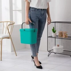 Homra Wall-up Prullenbak | Inbouwprullenbak Ophangbaar Met Plakstrip | GFT Vuilbak | Werkblak Afvalbak | Draagbare Vuilnisemmer | 8L Inhoud | Groen 22 Homra Wall-up Prullenbak | Inbouwprullenbak Ophangbaar Met Plakstrip | GFT Vuilbak | Werkblak Afvalbak | Draagbare Vuilnisemmer | 8L Inhoud | Groen -Thuis Opslag Winkel 1200x1200 1639