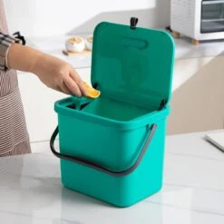 Homra Wall-up Prullenbak | Inbouwprullenbak Ophangbaar Met Plakstrip | GFT Vuilbak | Werkblak Afvalbak | Draagbare Vuilnisemmer | 8L Inhoud | Groen 26 Homra Wall-up Prullenbak | Inbouwprullenbak Ophangbaar Met Plakstrip | GFT Vuilbak | Werkblak Afvalbak | Draagbare Vuilnisemmer | 8L Inhoud | Groen -Thuis Opslag Winkel 1200x1200 1642