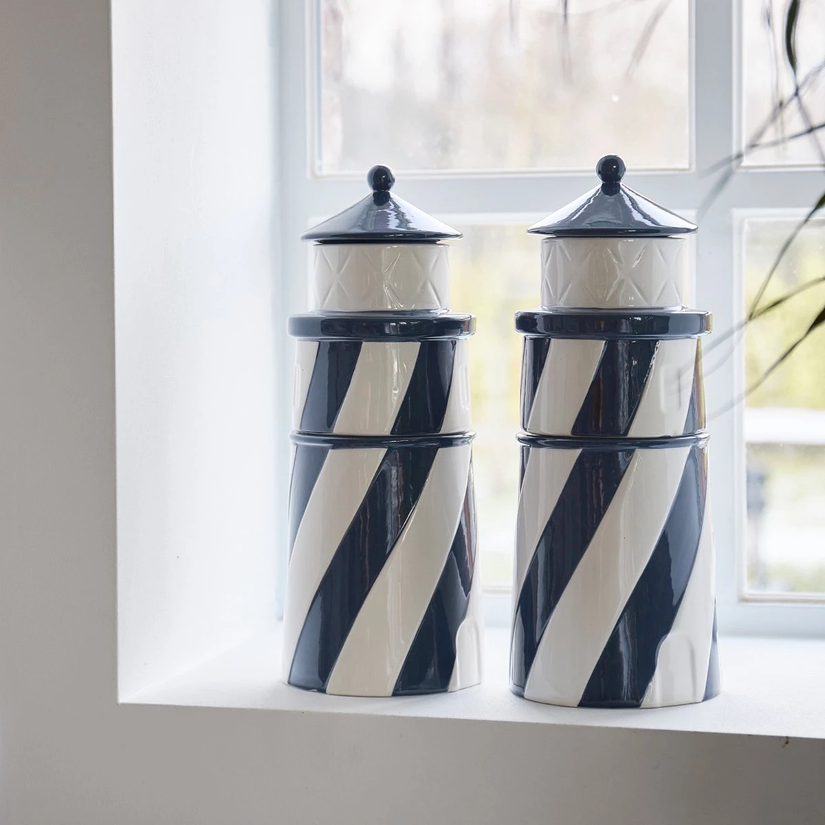 Riviera Maison Voorraadpot Met Deksel, Snoeppot Vuurtoren - Lighthouse Storage Jar - Zwart /Wit - Porselein 2 Riviera Maison Voorraadpot Met Deksel, Snoeppot Vuurtoren - Lighthouse Storage Jar - Zwart /Wit - Porselein - Afbeelding 2