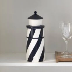 Riviera Maison Voorraadpot Met Deksel, Snoeppot Vuurtoren - Lighthouse Storage Jar - Zwart /Wit - Porselein 6 Riviera Maison Voorraadpot Met Deksel, Snoeppot Vuurtoren - Lighthouse Storage Jar - Zwart /Wit - Porselein -Thuis Opslag Winkel 1200x1200 1840