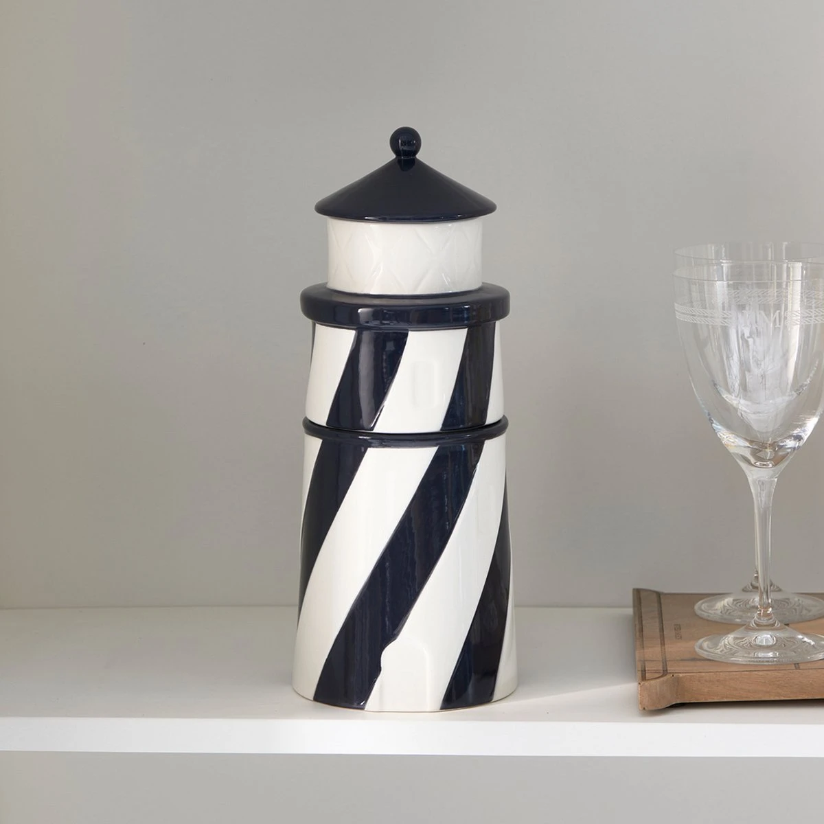 Riviera Maison Voorraadpot Met Deksel, Snoeppot Vuurtoren - Lighthouse Storage Jar - Zwart /Wit - Porselein 3 Riviera Maison Voorraadpot Met Deksel, Snoeppot Vuurtoren - Lighthouse Storage Jar - Zwart /Wit - Porselein - Afbeelding 3