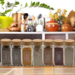 24 Glazen Kruidenpotjes Set Met 3 Soorten Strooideksels – Kruidenstrooier – Compleet Pakket Incl Kruidenpotjes Stickers, Krijtstift En Accessoires - Bamboo Deksel -Thuis Opslag Winkel 1200x1200 696