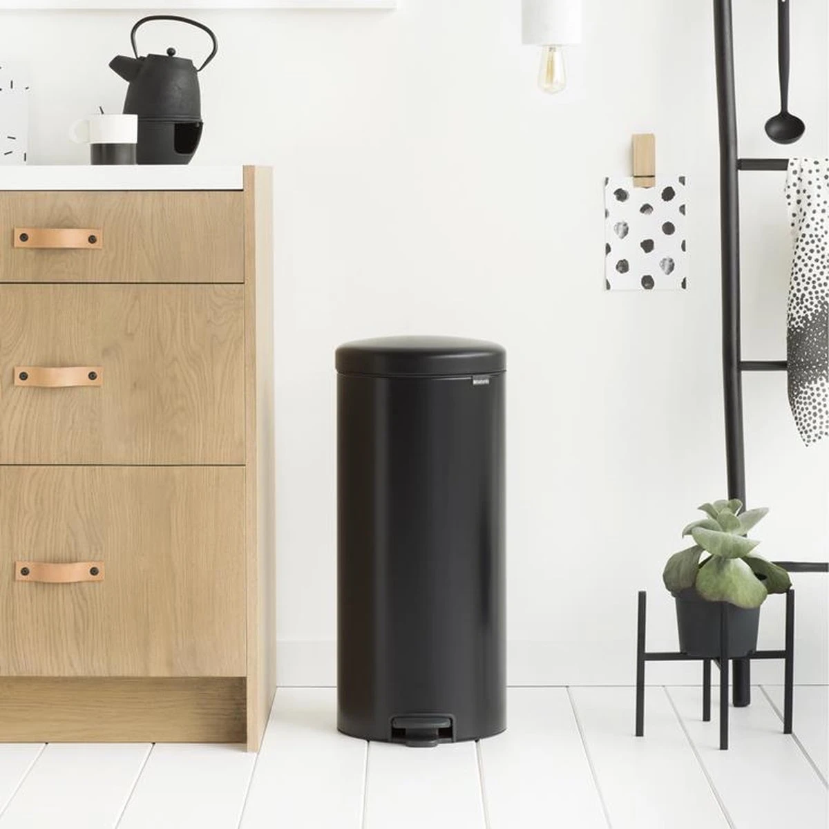 Brabantia NewIcon Prullenbak - 30 L - Matt Black 4 Brabantia NewIcon Prullenbak - 30 L - Matt Black - Afbeelding 4