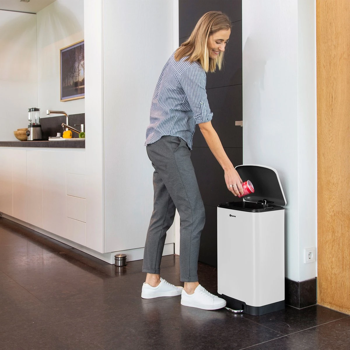 Homra FEXBY Pedaalemmer Prullenbak - 30L - Hoogwaardig RVS - Wit - Met Luxe Soft Close Deksel - 30 Liter Afvalbak - Keuken Vuilbak - Kantoor Vuilnisbak - Vuilnisemmer - Pedaal Prullenbak – Hygiënisch 2 Homra FEXBY Pedaalemmer Prullenbak - 30L - Hoogwaardig RVS - Wit - Met Luxe Soft Close Deksel - 30 Liter Afvalbak - Keuken Vuilbak - Kantoor Vuilnisbak - Vuilnisemmer - Pedaal Prullenbak – Hygiënisch - Afbeelding 2