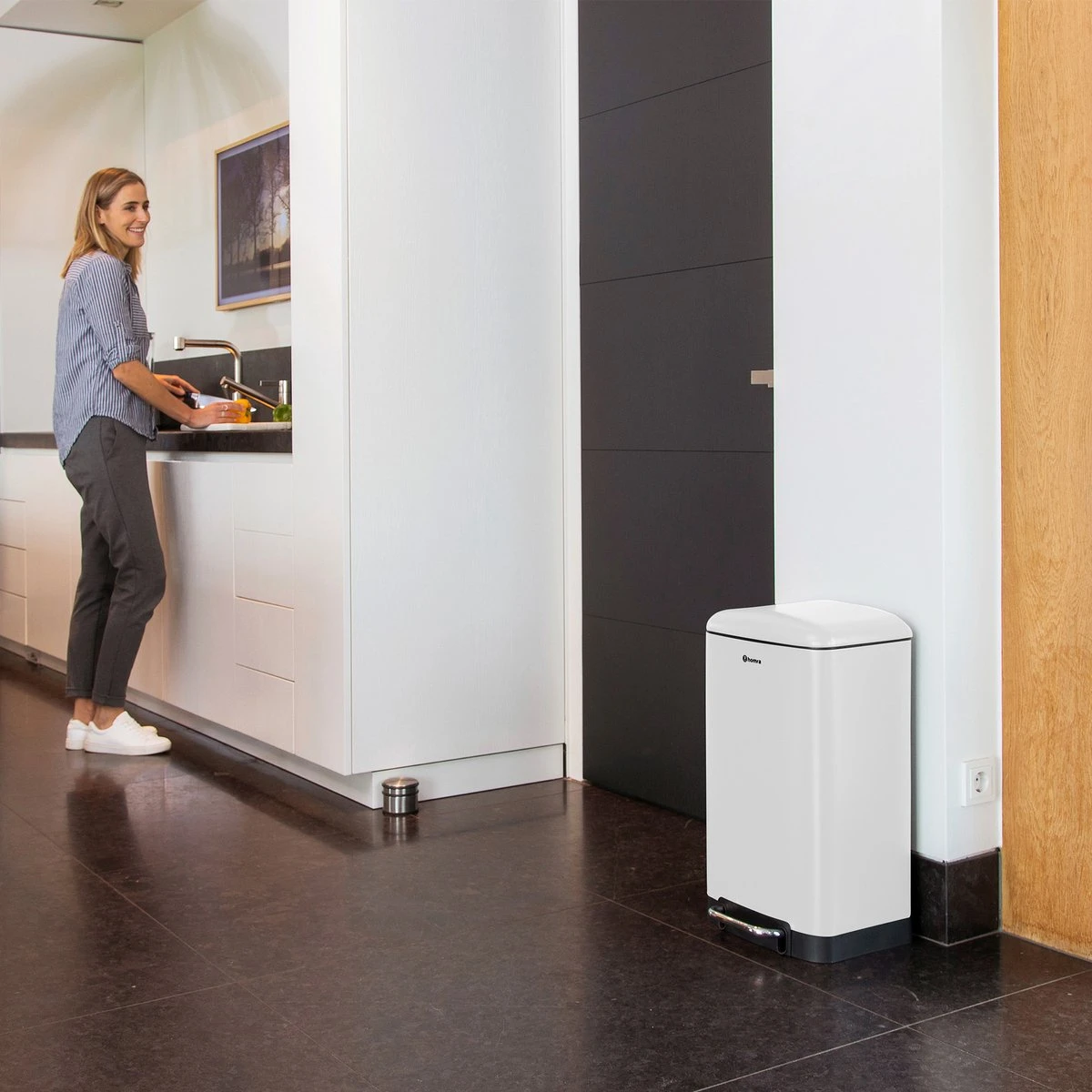 Homra FEXBY Pedaalemmer Prullenbak - 30L - Hoogwaardig RVS - Wit - Met Luxe Soft Close Deksel - 30 Liter Afvalbak - Keuken Vuilbak - Kantoor Vuilnisbak - Vuilnisemmer - Pedaal Prullenbak – Hygiënisch 6 Homra FEXBY Pedaalemmer Prullenbak - 30L - Hoogwaardig RVS - Wit - Met Luxe Soft Close Deksel - 30 Liter Afvalbak - Keuken Vuilbak - Kantoor Vuilnisbak - Vuilnisemmer - Pedaal Prullenbak – Hygiënisch - Afbeelding 6