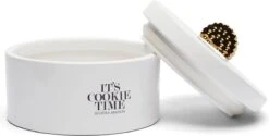 Riviera Maison Voorraadpot Met Deksel, Koekjestrommel - It's Cookie Time Storage Jar - Wit - Porselein 5 Riviera Maison Voorraadpot Met Deksel, Koekjestrommel - It's Cookie Time Storage Jar - Wit - Porselein -Thuis Opslag Winkel 1200x609 2