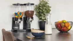 United Entertainment - Cornflakes Dispenser - 2 Dispensers - 42 X 33 X 20 Cm - Zwart 21 United Entertainment - Cornflakes Dispenser - 2 Dispensers - 42 X 33 X 20 Cm - Zwart -Thuis Opslag Winkel 1200x674 2