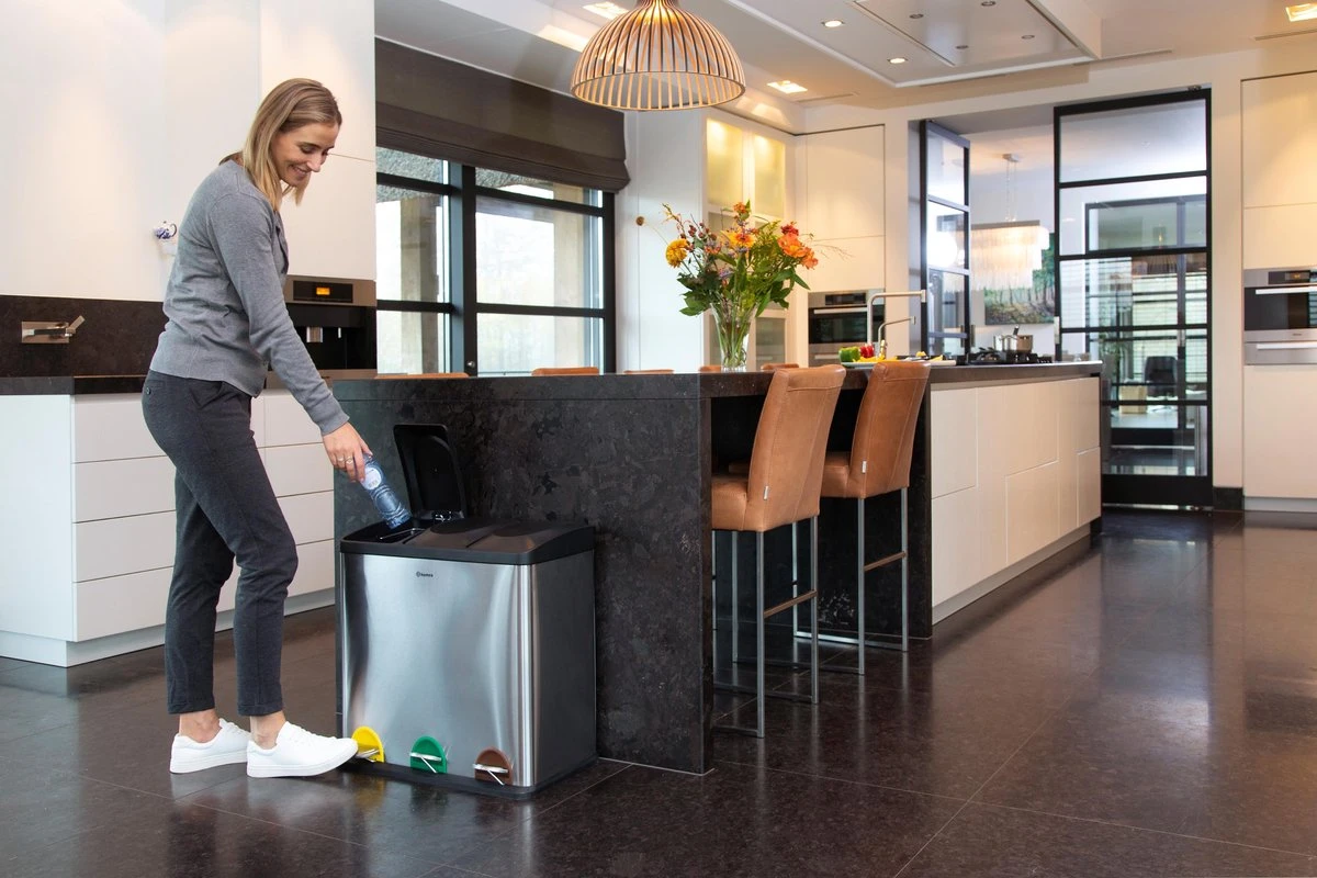 Homra STEPHS Afvalscheiding Prullenbak Met 3 Vakken - 3 X 20L Inhoud - Trio Pedaalemmer - 60 Liter - Vingerafdrukvrij - Vuilafstotend - Anti-slip - Hoogwaardig RVS - Duurzaam ABS Kunststof - RVS - Hygiënisch Recyclen - Afvalscheidingsprullenbak 4 Homra STEPHS Afvalscheiding Prullenbak Met 3 Vakken - 3 X 20L Inhoud - Trio Pedaalemmer - 60 Liter - Vingerafdrukvrij - Vuilafstotend - Anti-slip - Hoogwaardig RVS - Duurzaam ABS Kunststof - RVS - Hygiënisch Recyclen - Afvalscheidingsprullenbak - Afbeelding 4