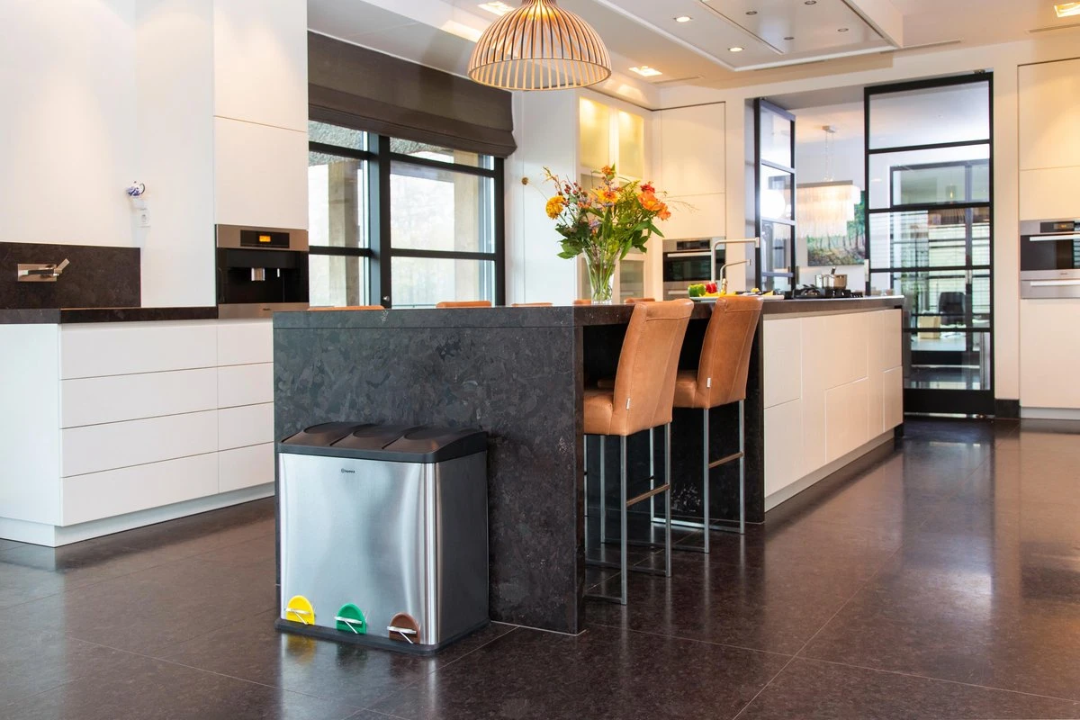 Homra STEPHS Afvalscheiding Prullenbak Met 3 Vakken - 3 X 20L Inhoud - Trio Pedaalemmer - 60 Liter - Vingerafdrukvrij - Vuilafstotend - Anti-slip - Hoogwaardig RVS - Duurzaam ABS Kunststof - RVS - Hygiënisch Recyclen - Afvalscheidingsprullenbak 6 Homra STEPHS Afvalscheiding Prullenbak Met 3 Vakken - 3 X 20L Inhoud - Trio Pedaalemmer - 60 Liter - Vingerafdrukvrij - Vuilafstotend - Anti-slip - Hoogwaardig RVS - Duurzaam ABS Kunststof - RVS - Hygiënisch Recyclen - Afvalscheidingsprullenbak - Afbeelding 6