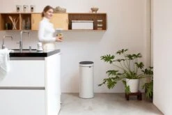 Brabantia Touch Bin Prullenbak - 30 L - Soft Beige -Thuis Opslag Winkel 1200x800 151