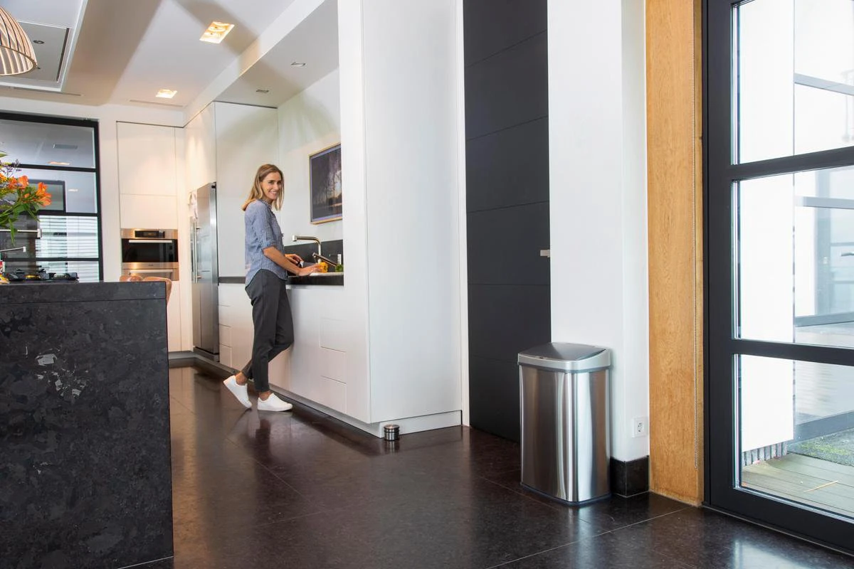 Homra LUX Prullenbak Met Sensor - Automatische Soft Close Deksel - 50 L - Hoogwaardig RVS - 50 Liter Vuilbak - Infrarood Bewegingssensor - Hygiënische Vuilnisbak - Vingerafdruk Bestendig - Sensor Prullenbak 4 Homra LUX Prullenbak Met Sensor - Automatische Soft Close Deksel - 50 L - Hoogwaardig RVS - 50 Liter Vuilbak - Infrarood Bewegingssensor - Hygiënische Vuilnisbak - Vingerafdruk Bestendig - Sensor Prullenbak - Afbeelding 4