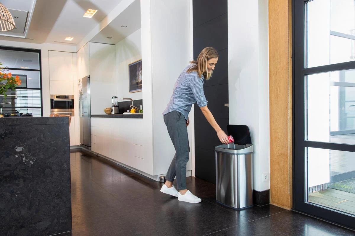 Homra LUX Prullenbak Met Sensor - Automatische Soft Close Deksel - 50 L - Hoogwaardig RVS - 50 Liter Vuilbak - Infrarood Bewegingssensor - Hygiënische Vuilnisbak - Vingerafdruk Bestendig - Sensor Prullenbak 6 Homra LUX Prullenbak Met Sensor - Automatische Soft Close Deksel - 50 L - Hoogwaardig RVS - 50 Liter Vuilbak - Infrarood Bewegingssensor - Hygiënische Vuilnisbak - Vingerafdruk Bestendig - Sensor Prullenbak - Afbeelding 6