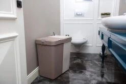 Motek® - Wasmand - 2 Vakken Met Deksel - Met Touch Deksel - Gemaakt Van 100% Gerecycled Kunststof - 80 L - Wasmand Met Deksel - Wassorteerder - Grijs - Wit -Thuis Opslag Winkel 1200x800 55