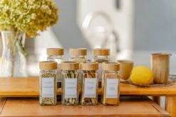 24 Glazen Kruidenpotjes Vierkant Met Bamboe Deksel - Kruidenstrooier - Complete Set Met Strooideksels, Voorbedrukte Stickers En Trechter - Inhoud 120 Ml - 10,5 X 4,3 Cm 14 24 Glazen Kruidenpotjes Vierkant Met Bamboe Deksel - Kruidenstrooier - Complete Set Met Strooideksels, Voorbedrukte Stickers En Trechter - Inhoud 120 Ml - 10,5 X 4,3 Cm -Thuis Opslag Winkel 1200x800 69