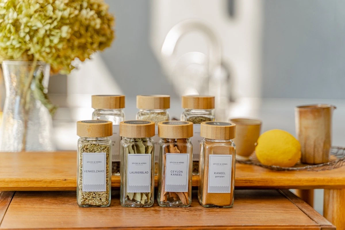 24 Glazen Kruidenpotjes Vierkant Met Bamboe Deksel - Kruidenstrooier - Complete Set Met Strooideksels, Voorbedrukte Stickers En Trechter - Inhoud 120 Ml - 10,5 X 4,3 Cm 4 24 Glazen Kruidenpotjes Vierkant Met Bamboe Deksel - Kruidenstrooier - Complete Set Met Strooideksels, Voorbedrukte Stickers En Trechter - Inhoud 120 Ml - 10,5 X 4,3 Cm - Afbeelding 4