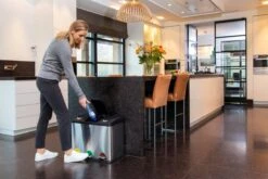 Homra STEPHS Afvalscheiding Prullenbak Met 3 Vakken - 3 X 15L Inhoud - Trio Pedaalemmer - 45 Liter - Vingerafdrukvrij - Vuilafstotend - Anti-slip - Hoogwaardig RVS - Duurzaam ABS Kunststof - RVS - Hygiënisch Recyclen - Afvalscheidingsprullenbak 25 Homra STEPHS Afvalscheiding Prullenbak Met 3 Vakken - 3 X 15L Inhoud - Trio Pedaalemmer - 45 Liter - Vingerafdrukvrij - Vuilafstotend - Anti-slip - Hoogwaardig RVS - Duurzaam ABS Kunststof - RVS - Hygiënisch Recyclen - Afvalscheidingsprullenbak -Thuis Opslag Winkel 1200x800 90