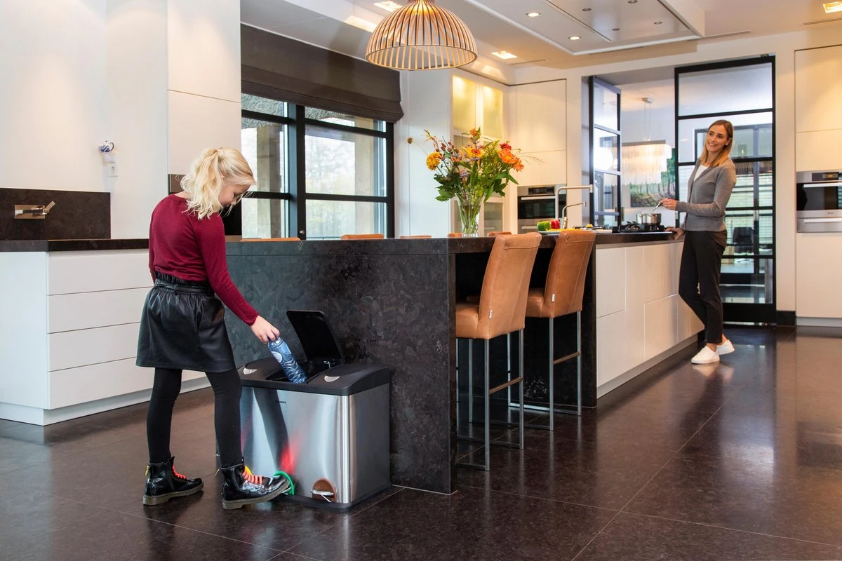 Homra STEPHS Afvalscheiding Prullenbak Met 3 Vakken - 3 X 15L Inhoud - Trio Pedaalemmer - 45 Liter - Vingerafdrukvrij - Vuilafstotend - Anti-slip - Hoogwaardig RVS - Duurzaam ABS Kunststof - RVS - Hygiënisch Recyclen - Afvalscheidingsprullenbak 9 Homra STEPHS Afvalscheiding Prullenbak Met 3 Vakken - 3 X 15L Inhoud - Trio Pedaalemmer - 45 Liter - Vingerafdrukvrij - Vuilafstotend - Anti-slip - Hoogwaardig RVS - Duurzaam ABS Kunststof - RVS - Hygiënisch Recyclen - Afvalscheidingsprullenbak - Afbeelding 9