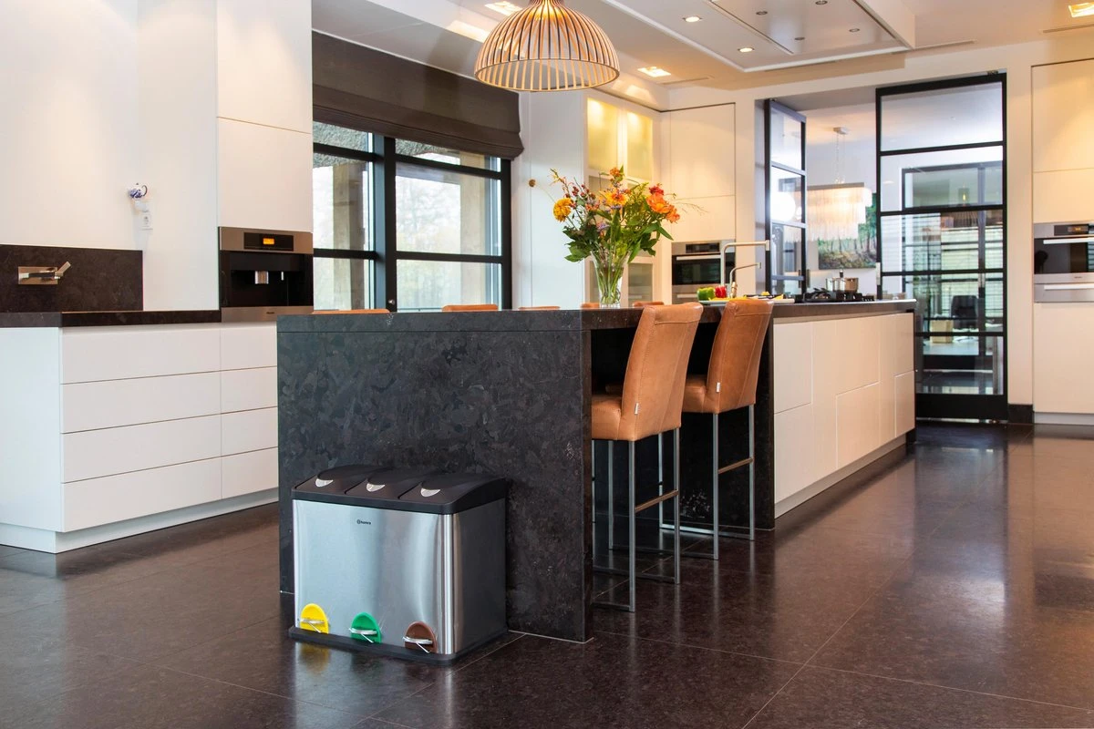 Homra STEPHS Afvalscheiding Prullenbak Met 3 Vakken - 3 X 15L Inhoud - Trio Pedaalemmer - 45 Liter - Vingerafdrukvrij - Vuilafstotend - Anti-slip - Hoogwaardig RVS - Duurzaam ABS Kunststof - RVS - Hygiënisch Recyclen - Afvalscheidingsprullenbak 11 Homra STEPHS Afvalscheiding Prullenbak Met 3 Vakken - 3 X 15L Inhoud - Trio Pedaalemmer - 45 Liter - Vingerafdrukvrij - Vuilafstotend - Anti-slip - Hoogwaardig RVS - Duurzaam ABS Kunststof - RVS - Hygiënisch Recyclen - Afvalscheidingsprullenbak - Afbeelding 11