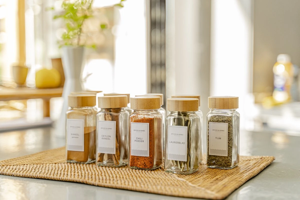 24 Glazen Kruidenpotjes Vierkant Met Bamboe Deksel - Kruidenstrooier - Complete Set Met Strooideksels, Voorbedrukte Stickers En Trechter - Inhoud 120 Ml - 10,5 X 4,3 Cm 2 24 Glazen Kruidenpotjes Vierkant Met Bamboe Deksel - Kruidenstrooier - Complete Set Met Strooideksels, Voorbedrukte Stickers En Trechter - Inhoud 120 Ml - 10,5 X 4,3 Cm - Afbeelding 2