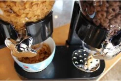 United Entertainment - Cornflakes Dispenser - 2 Dispensers - 42 X 33 X 20 Cm - Zwart 31 United Entertainment - Cornflakes Dispenser - 2 Dispensers - 42 X 33 X 20 Cm - Zwart -Thuis Opslag Winkel 1200x808 5