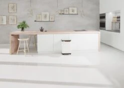 Prullenbak Met Pedaal - 50 Liter - RVS - Wit - Pedaalemmer StangVollby Osdall - Automatisch Lucht Filter - Odor Control - 50L Capaciteit - Soft Close Deksel - Afvalemmer - Met Hengsel - Afval Aandrukken - Scandinavisch Design - Hygiënisch -Thuis Opslag Winkel 1200x848 7