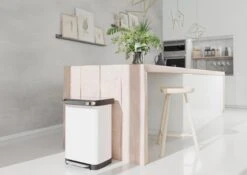 Prullenbak Met Pedaal - 50 Liter - RVS - Wit - Pedaalemmer StangVollby Osdall - Automatisch Lucht Filter - Odor Control - 50L Capaciteit - Soft Close Deksel - Afvalemmer - Met Hengsel - Afval Aandrukken - Scandinavisch Design - Hygiënisch -Thuis Opslag Winkel 1200x848 8