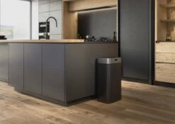 Stangvollby Gimo Sensor Prullenbak - 45 Liter - RVS - Zwart - Automatische Soft Close Deksel - Zwarte Keuken Afvalemmer - Kantoor Vuilbak - Scandinavisch Design - Infrarood Bewegingssensor - 50 Liter Afvalbak - Vingerafdrukvrij - Hygiënisch -Thuis Opslag Winkel 1200x849 5