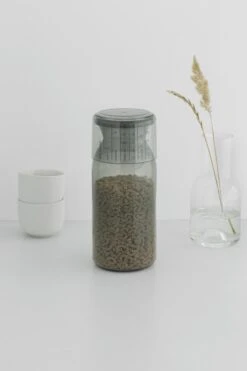 Brabantia Voorraadbussen Met Maatbeker Set Van 2 - 1,3 L - Dark Grey 16 Brabantia Voorraadbussen Met Maatbeker Set Van 2 - 1,3 L - Dark Grey -Thuis Opslag Winkel 799x1200 7