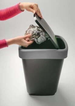 Rotho Twist Prullenbak- 50L - 60,2cm - Met Kanteldeksel - Zilver/Zwart 17 Rotho Twist Prullenbak- 50L - 60,2cm - Met Kanteldeksel - Zilver/Zwart -Thuis Opslag Winkel 851x1200 3
