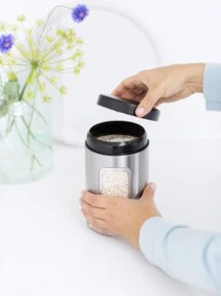 Brabantia Voorraadbus - 1,4 L - Matt Steel Fingerprint Proof / Matt Black Deksel - Met Venster -Thuis Opslag Winkel 895x1200